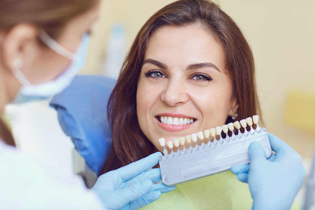 يُساعد تبييض الأسنان في التعامل مع البقع التي تظهر على الأسنان وبالتالي تفتيح لونها، والظهور بمظهر لائق وابتسامة جذابة.