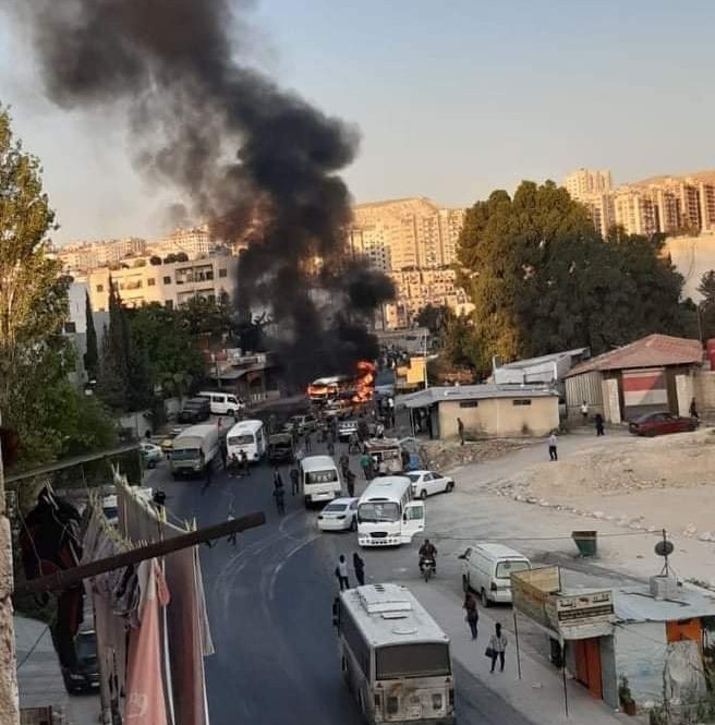 هزّ انفجار أرجاء العاصمة دمشق، صباح اليوم الأربعاء، جراء انفجار حافلة عسكرية من نوع باص في منطقة مساكن الحرس الجمهوري التابع لقوات الأسد في دمشق.