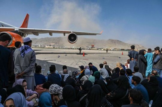 ارتياح دولي تجاه قرار حركة طالبان بالتشاور وفتح باب الحوار مع باقي الأطراف السياسية في البلاد مع دعوتها لانتهاء التوتر في مطار كابول.