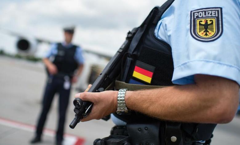 اعتقلت السلطات الألمانية لاجئًا من فلسطيني سورية في ألمانيا، وذلك لتورطه في جرائم حرب في سورية