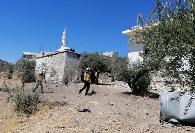 وقعت عدة إصابات وقتلت امرأة جراء قصف مدفعي على ريف إدلب الغربي في تصعيد عسكري جديد على المنطقة، في حين ردت فصائل المعارضة على معسكرات نظام الأسد ومرابض المدفعية.