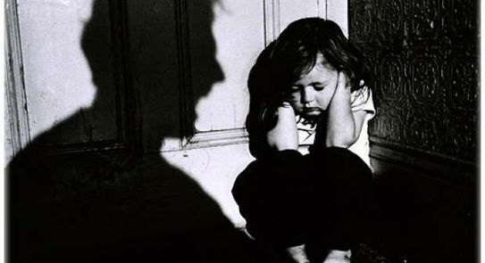 أقدم شابان على اختطاف طفلة من أمام بقالية وسط مدينة إدلب، وطلبا فدية من ذويها فيما بعد، إلا أن الطفلة عادت لأهلها سالمة بعد يومين من اختطافها.