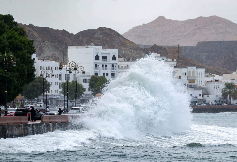 ضرب الإعصار المداري (شاهين) شمال غرب محيط العرب، ما أدى إلى سقوط أمطار غزيرة ورياح شديدة مع وصول الإعصار إلى سلطنة عمان.