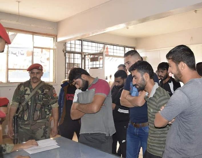 قامت اللجنة الأمنية التابعة لنظام الأسد، بإجراء عمليات تسويةٍ جديدة، اليوم الإثنين، لعشرات من المطلوبين في مدينة (الحراك) شرق درعا
