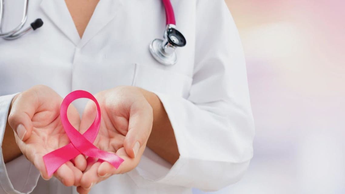 كشف استشاري جراحة الأورام الدكتور السعودي (علي الدعمي) عن تراجع معدل الوفيات بين المصابات بسرطان الثدي في السنوات الأخيرة، مشيرًا إلى أنه حتى الآن لم يتم التوصل إلى سبب معروف للإصابة بسرطان الثدي