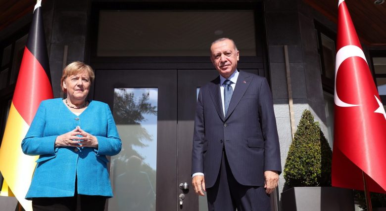 أكدت المستشارة الألمانية أنجلينا ميركل خلال لقائها الرئيس التركي رجب طيب أردوغان أن دعم الاتحاد الأوروبي لتركيا ضروري ومستمر، والحكومة الألمانية القادمة مهتمة بذلك.