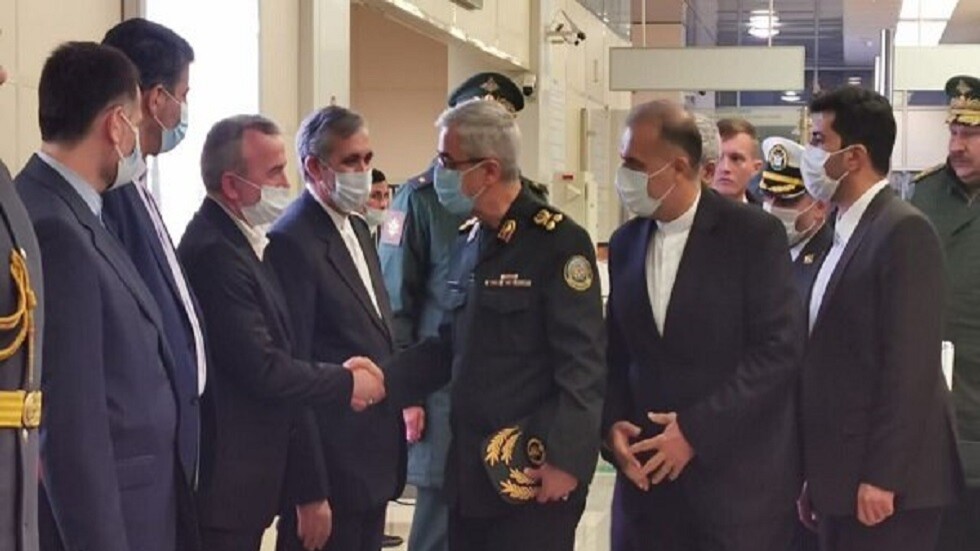 زار رئيس هيئة الأركان الإيرانية العامة، اللواء( محمد باقري) موسكو يوم أمس الأحد، وذلك من أجل عقد اجتماع مع وزير الدفاع الروسي( سيرغي شويغو) بخصوص سورية.