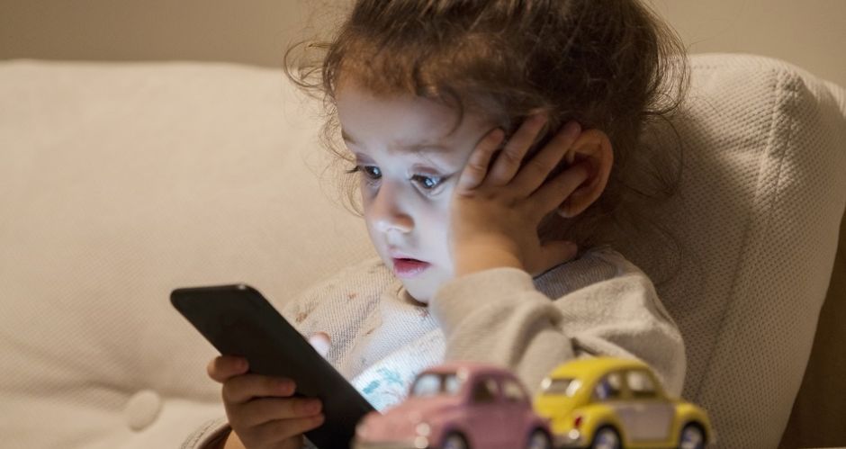 حذّرت دراسة حديثة من تأثير استخدام الأطفال للهواتف الذكية والأجهزة اللوحية على أنماط نومهم، إذ يؤدي لتأخر نومهم وجودته وعدد ساعاته.