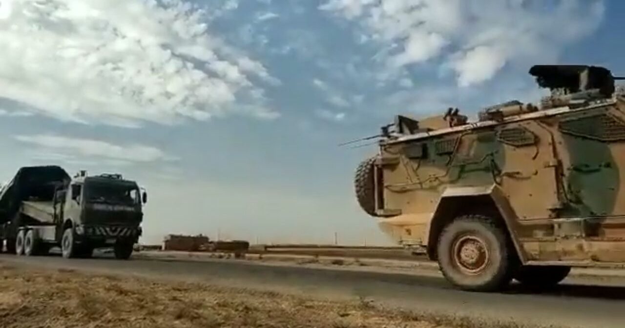 دخلت أرتال عسكرية تركية بعتاد ثقيل هجومي جديدة اليوم إلى الأراضي السورية في اتجاه منطقة (نبع السلام)، و أيضًا نحو ريف إدلب.