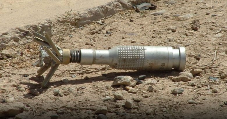 فتكت قنبلة من مخلفات الحرب بمجموعة من الأطفال خلال لعبهم في أحد المخيمات بريف إدلب الشمالي اليوم الخميس.
