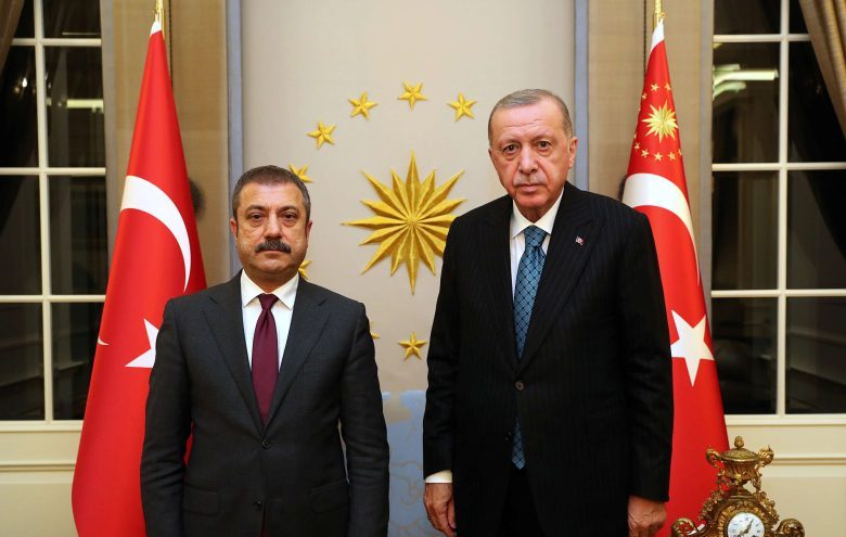 أقدم الرئيس التركي رجب أردوغان على إجراءات عزل لموظفين كبار في البنك التركي المركزي بالتزامن مع وصول الليرة التركية لأدنى مستوياتهم