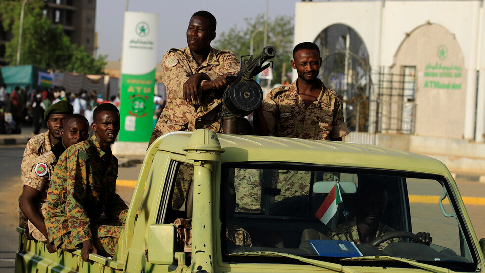 قالت وزارة الإعلام السودانية: إن الجيش السوداني وضع رئيس الحكومة السوداني (عبد الله حمدوك) رهن الإقامة الجبرية بعد حملة اعتقال طالت عدة وزراء ومسؤولين في حكومته.