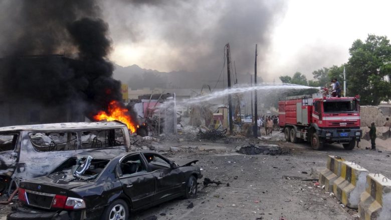 وقع عدد من القتلى والجرحى جراء انفجار سيارة مفخخة استهدفت موكب مسؤولين محليين في بمحافظة عدن باليمن.