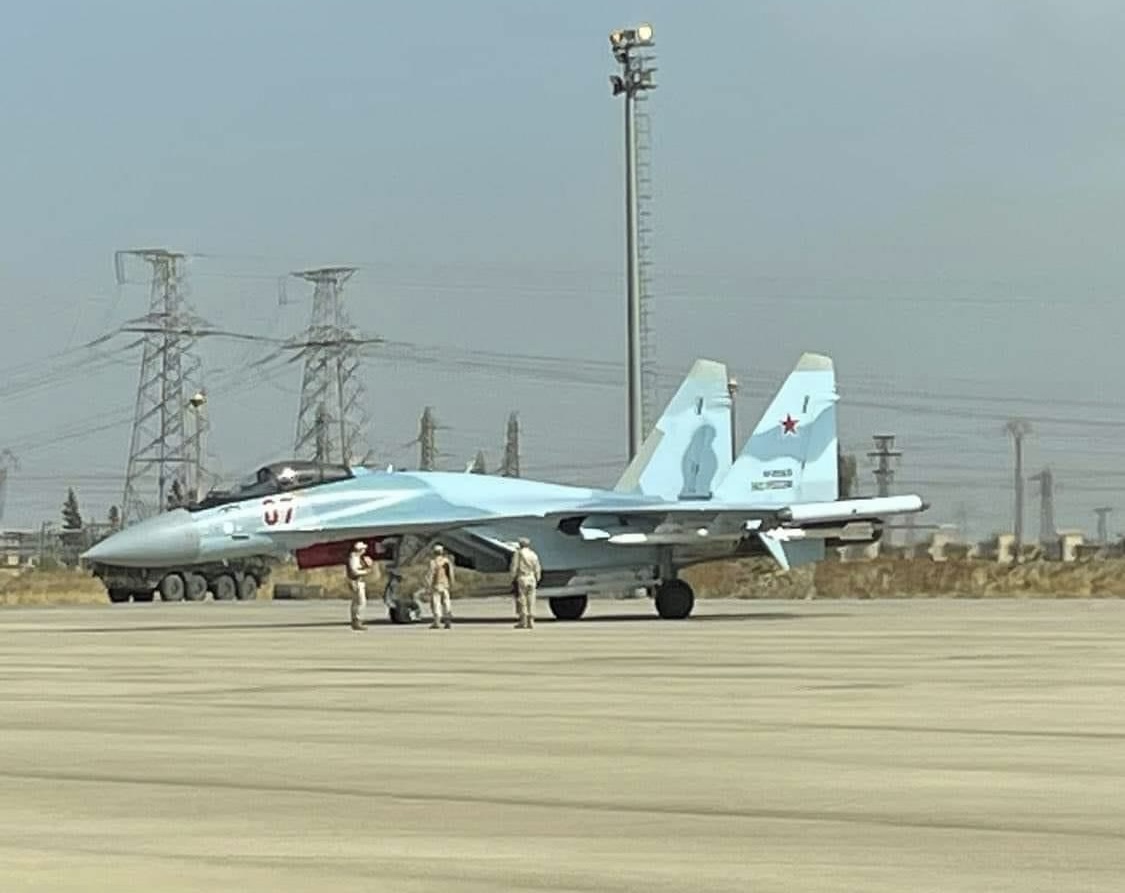 أكدت مصادر محلية أن القوات الروسية بدأت بتحويل أجزاء من مطار القامشلي إلى قاعدة جوية لقواتها بعد وصول طائرة حربية روسية إلى المطار الاربعاء الماضي.
