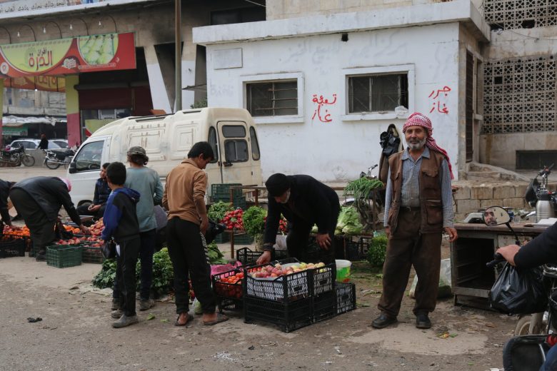أكد فريق منسقو استجابة سورية أنه هناك بوادر انهيار اقتصادي تشهده مناطق شمال غرب سورية، بالتزامن مع ارتفاع الأسعار إلى مستويات قياسية.