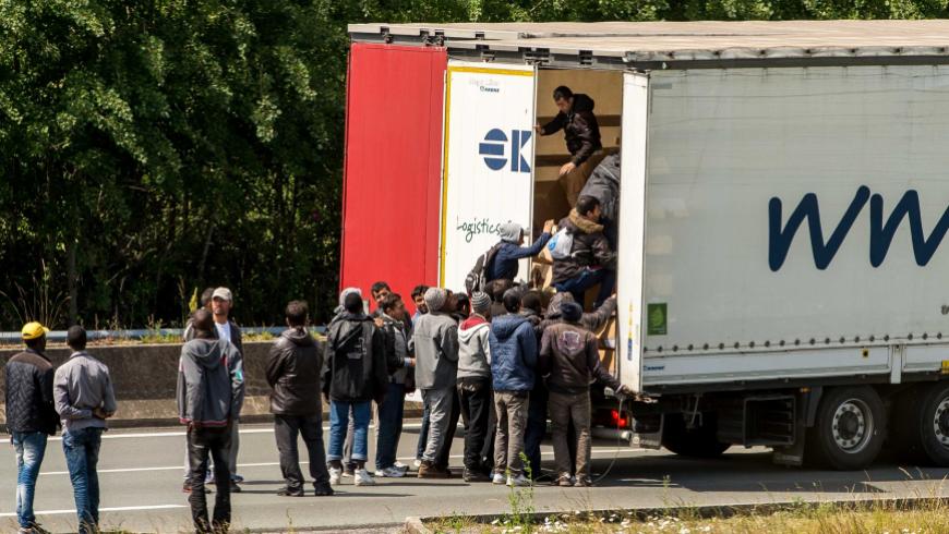 عثرت الشرطة المقدونية على عشرات اللاجئين السوريين مختبئين في شاحنة مغلقة حاولوا الدخول إلى أراضيها قادمين من اليونان، وأحالتهم إلى معسكر ترحيل نحو اليونان.