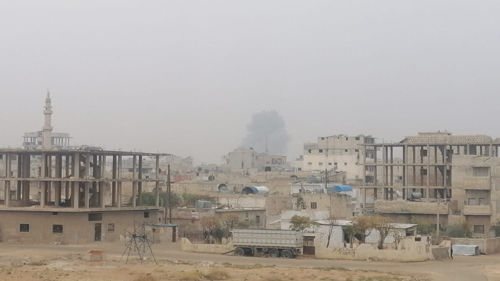 تستمر الطائرات الحربية الروسية بشن عشرات الغارات الجوية على ريف إدلب منذ الساعات الأولى من صباح اليوم الخميس حتى الٱن.
