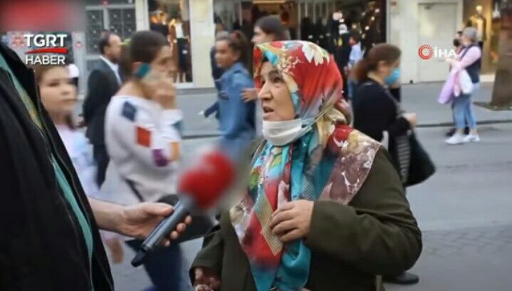 أبدى مواطنون أتراك انزعاجهم وغضبهم من سيدة تركية ظهرت بمقابلة تلفزيونية من شوارع إسطنبول تدعي الفقر وهي ثرية جدًا.