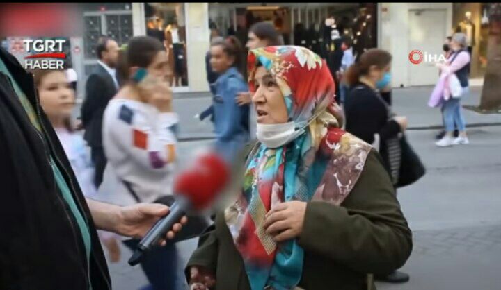  أبدى مواطنون أتراك انزعاجهم وغضبهم من سيدة تركية ظهرت بمقابلة تلفزيونية من شوارع إسطنبول تدعي الفقر وهي ثرية جدًا.