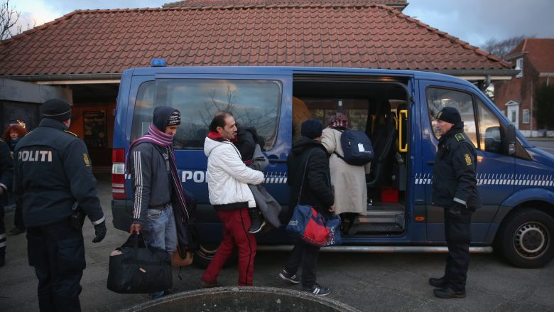 أثارت قضية ترحيل لاجئة سورية وزوجها من الدنمارك جدلاً كبيراً ولكن للمحكمة الأوروبية قرار ملزم لكل الدول الأعضاء بمنع ترحيل أي سوري إلا إذا اختار العودة طواعيةً.