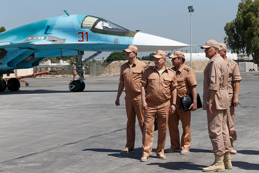 كشف وزير الدفاع الروسي (سيرغي شويغو) أن كافة قيادات الجيش الروسي بكامل تشكيلاتها شاركوا بعمليات قتالية في سورية وعلى رأسهم سلاح الطيران الروسي.