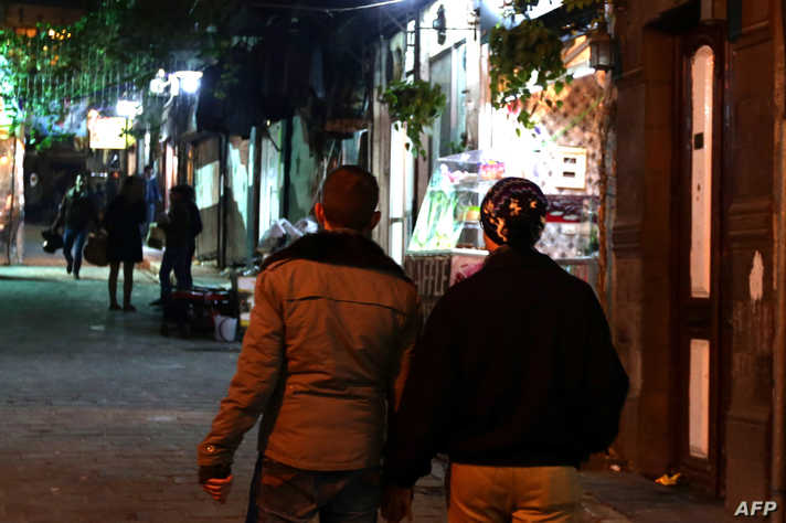 كشفت صفحة محلية عن ضبط شبكة من الشبان (مثليي الجنس) في أحد أحياء دمشق بمناطق نظام الأسد يمارسون الفواحش بمقابل مادي.
