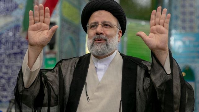 اتهم الرئيس الإيراني (إبراهيم رئيسي) الولايات المتحدة الأمريكية بصناعة تنظيم داعش، منتقدًا وجودها في سورية، ومطالبًا بمغادرتها.