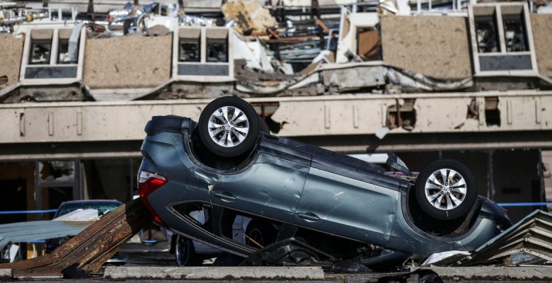 أعلن الرئيس الأميركي جو بايدن ولاية كنتاكي منطقة منكوبة بعد الإعصار الذي ضربها، وخلّف دمارًا هائلاً، في وقت تخشى فيه السلطات أن يرتفع عدد الضحايا.