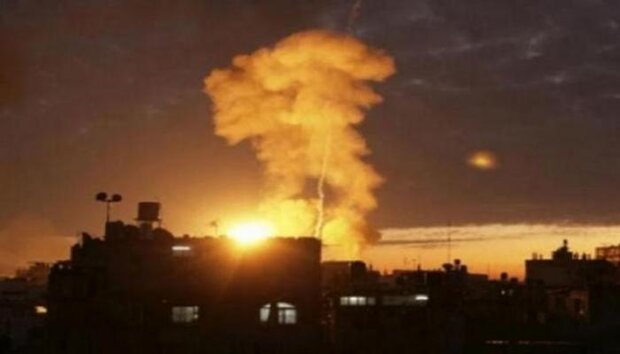 هزّت مدينة اللاذقية الواقعة تحت سيطرة نظام الأسد عدة انفجارات فجر اليوم الثلاثاء جراء تعرضها لصواريخ إسرائيلية.