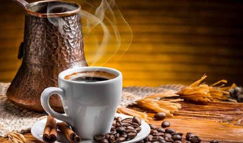 تشهد القهوة ارتفاعًا كبيرًا بالأسعار لم يحدث منذ 10 سنوات، أدى إلى تغيير مذاقها لدى السوريين وتقديسها عند البعض.