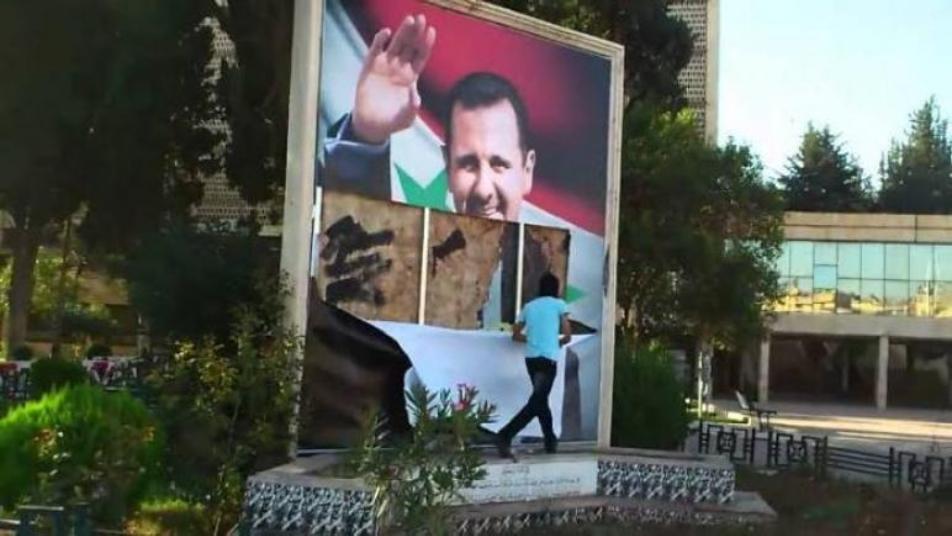 أقدم شبان مجهولون على تمزيق صور رأس نظام الأسد، وكتبوا عبارات مناهضة له في بعض الشوارع ببلدة (الهامة) غربي العاصمة دمشق.