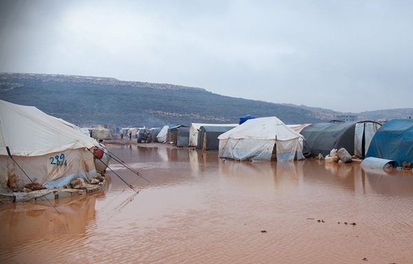 تضرر 110 آلاف نازح شمال سورية بسبب الأمطار